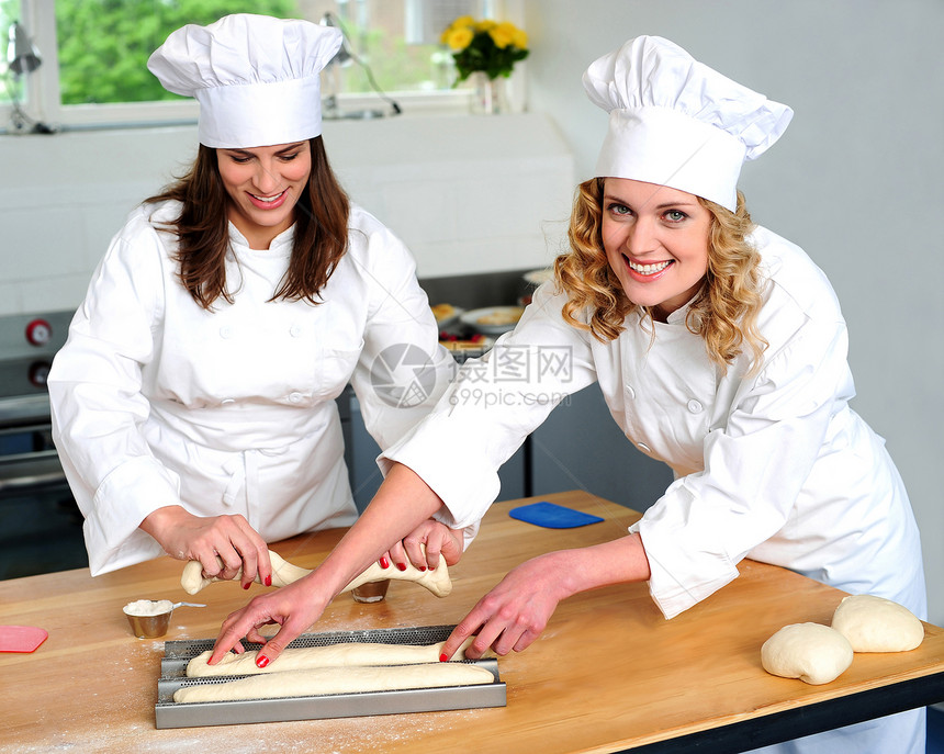 女性厨师安排准备的面粉图片