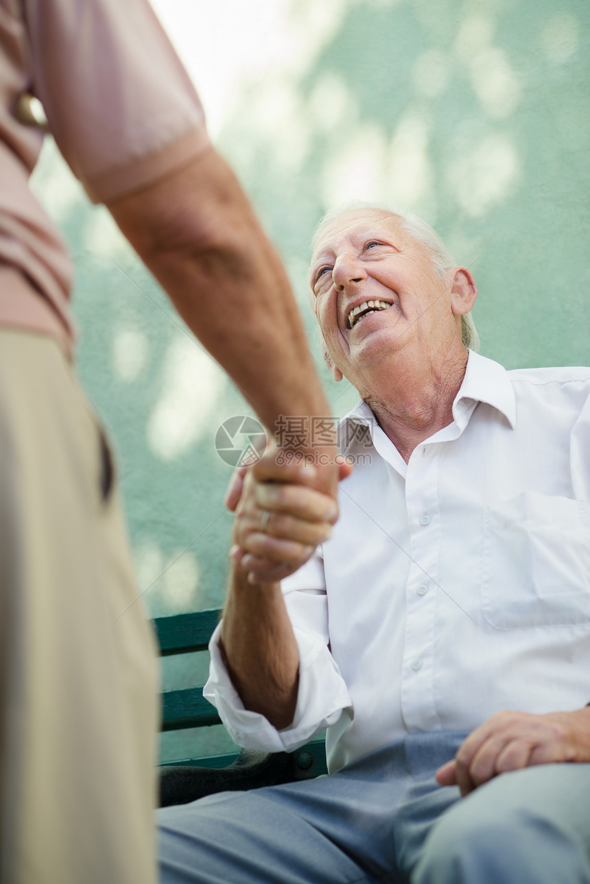 一群快乐的老人在笑和聊天友谊男性老年享受收容所男人公园队友祖父情绪图片
