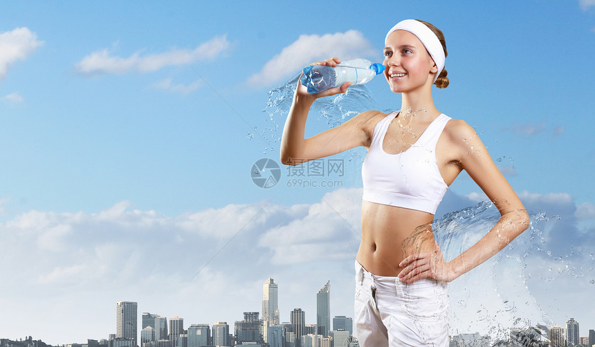 一名年轻女子运动的肖像重量体操跑步活力火车身体女士运动装女孩蓝色图片