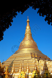 Shwedagon 塔寺寺庙佛塔天空金子宗教宝塔精神地标背景图片