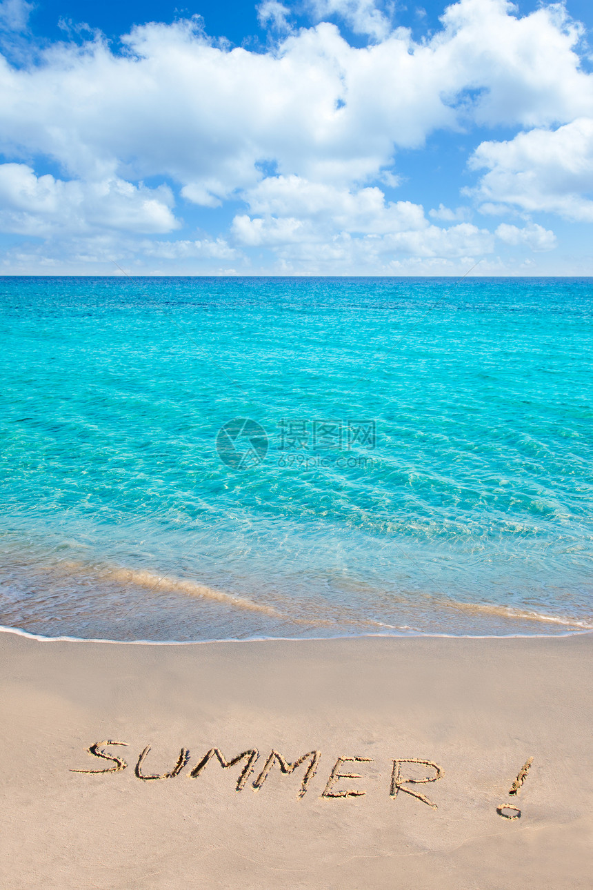 热带海滩与夏日词以沙沙写成假期场景海洋阳光支撑太阳地标水晶天堂旅行图片