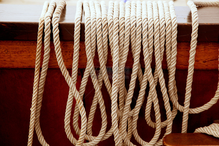 古老木船上的海洋绳子排成一行图片