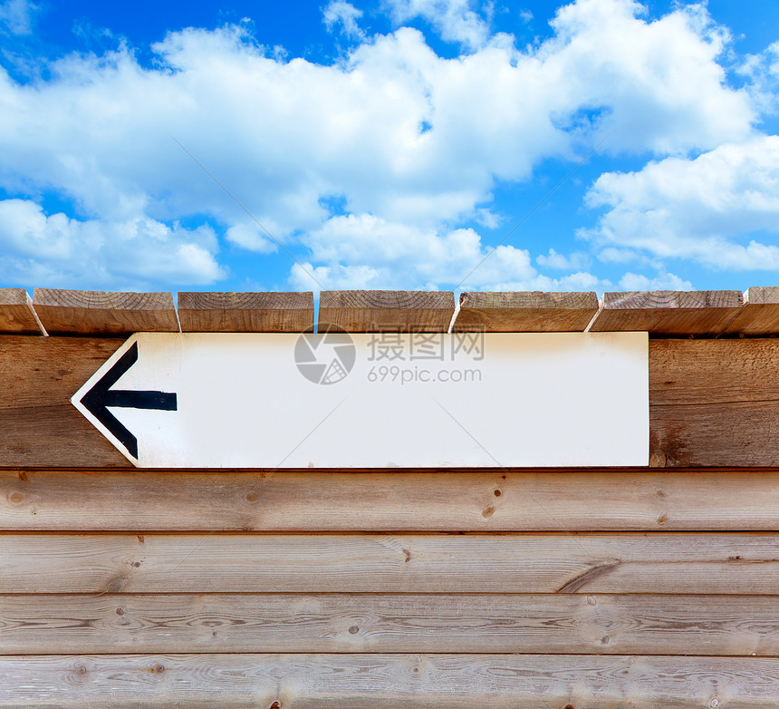 蓝色天空上的旧木箭头方向符号天堂路线木板边界标语风化木头指导展示旅行图片