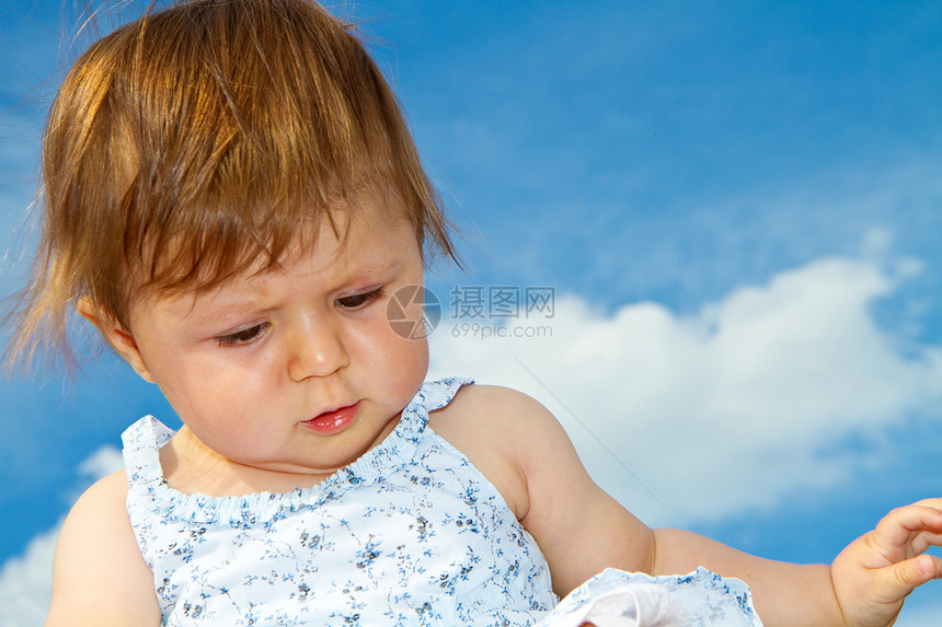 女婴婴儿青年注意力天空蓝色图片