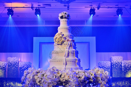 配有舞台照明的婚礼蛋糕背景图片
