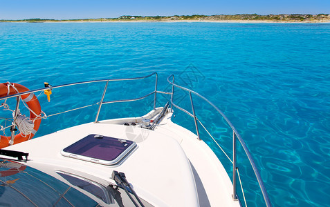 莱万特Formentera岛重要海滩上的船奢华栏杆天空假期娱乐闲暇海岸太阳热带游艇背景