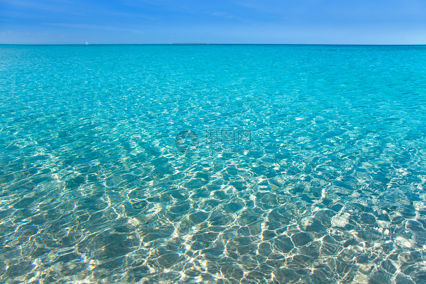 热带热带沙滩 有白沙和绿松石瓦特岛屿海洋晴天太阳场景海浪支撑旅行阳光地标图片