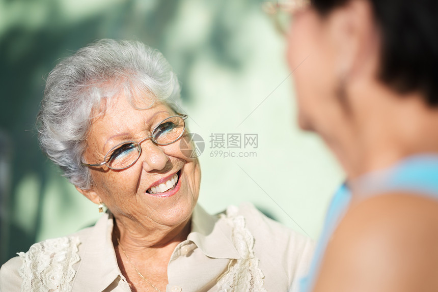 老朋友 两个快乐的老女人 在公园里聊天图片