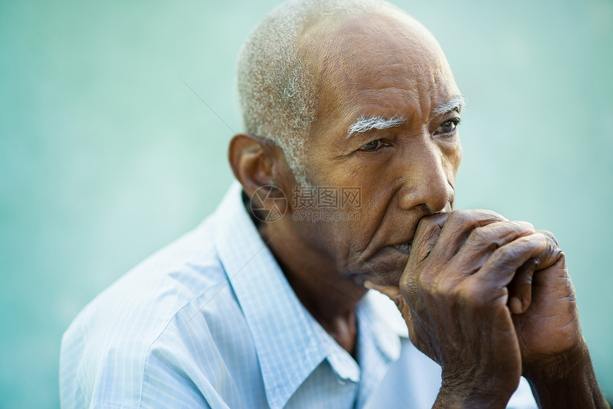 悲伤的秃头老人的肖像祖父老年寂寞下巴沮丧郁闷沉思孤独思维退休图片