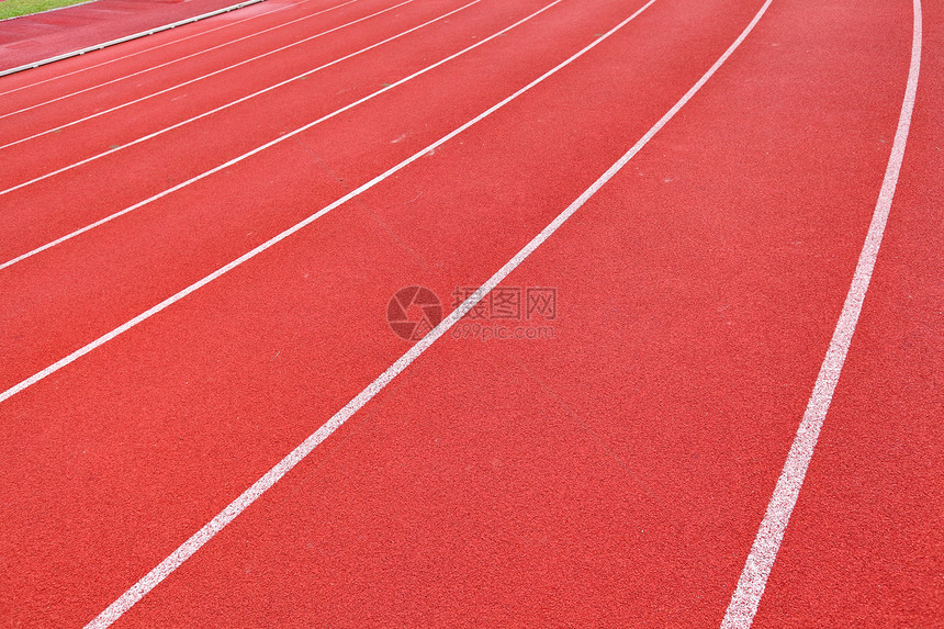 运行音轨车道闲暇回合竞争短跑赛马场草地白色红色数字图片