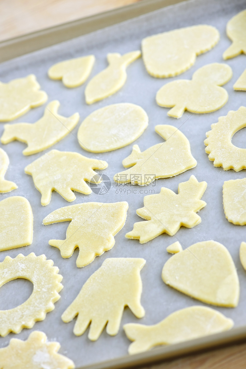 用 cookie 烘烤工作表叶子糖果手工厨房面包烹饪食物面团甜点小吃图片