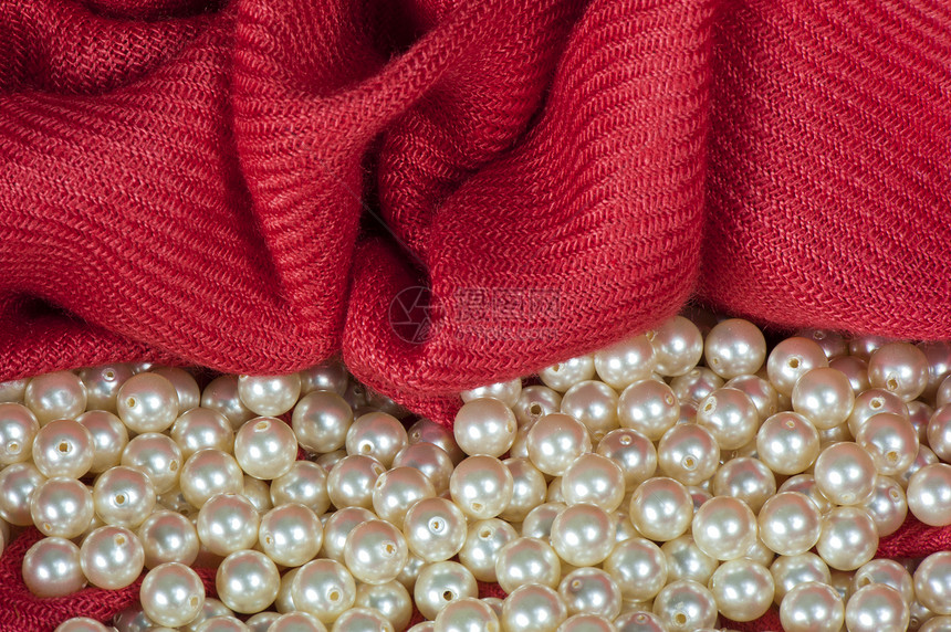 彩色背景织物上的珍珠白色首饰女士婚礼礼物新娘石头牡蛎珠宝玫瑰图片