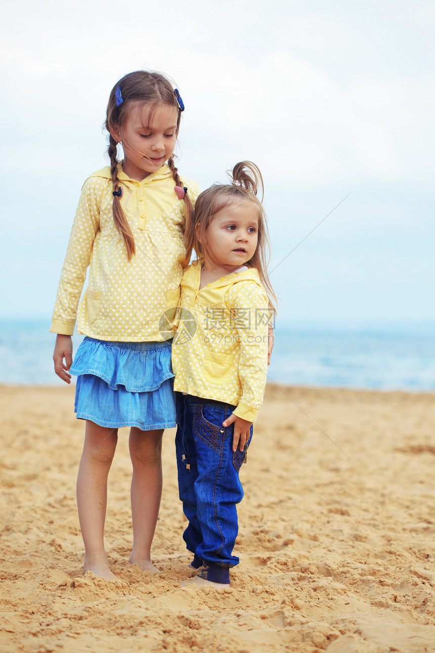 儿童乐趣赤脚黄色姐妹快乐朋友们女孩们海滩婴儿童年图片