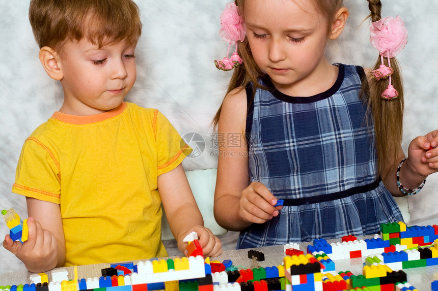建筑幸福立方体建造教育女孩追求蓝色生长游戏孩子图片