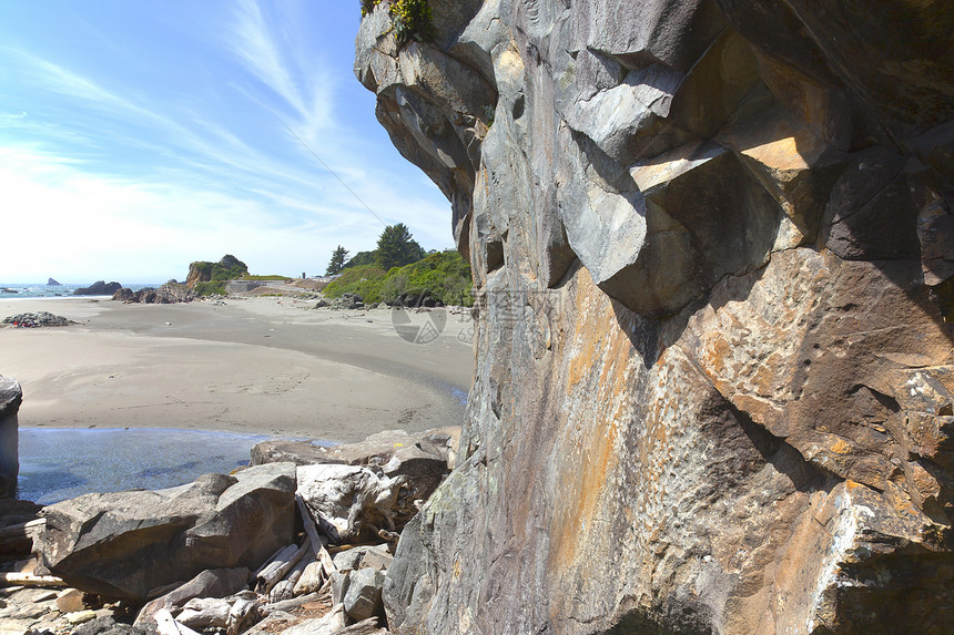 俄勒冈海岸的大块岩石和堤坝图片