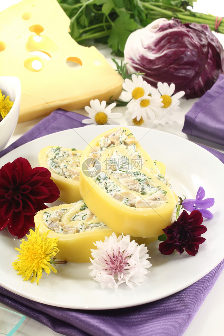 新鲜奶酪卷绿色餐厅自助餐草药盘子脑袋韭菜厨房派对奶油图片