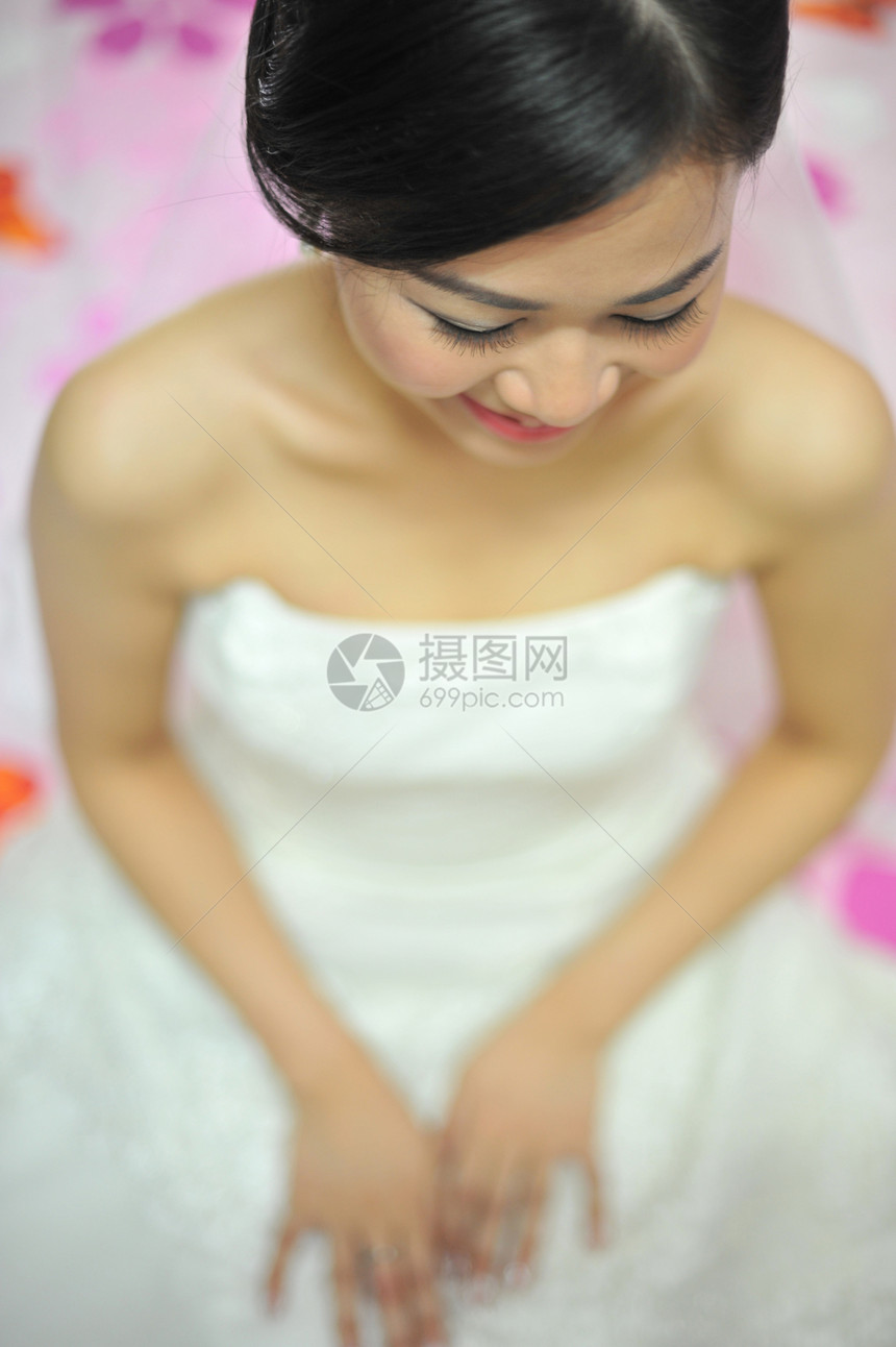 美丽的新娘女孩婚礼幸福新人女性仪式白色婚姻裙子化妆品图片