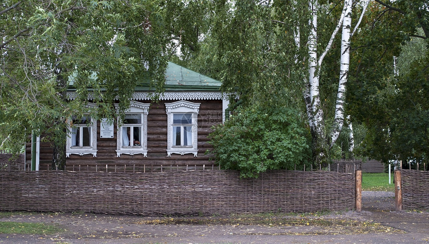 俄罗斯村的小型木制小屋图片