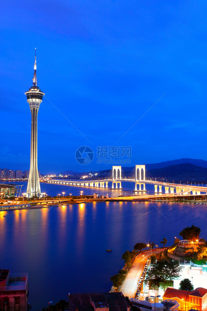 夜里市风与著名的旅行塔 在澳门河附近市中心蓝色反射建筑海浪摩天大楼建造大厦建筑学地标图片