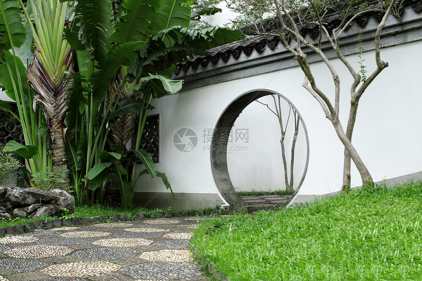 中国花园在香港的圆圈入口处绿化冥想小路绿色植物园林建筑历史性人行道网关植物图片
