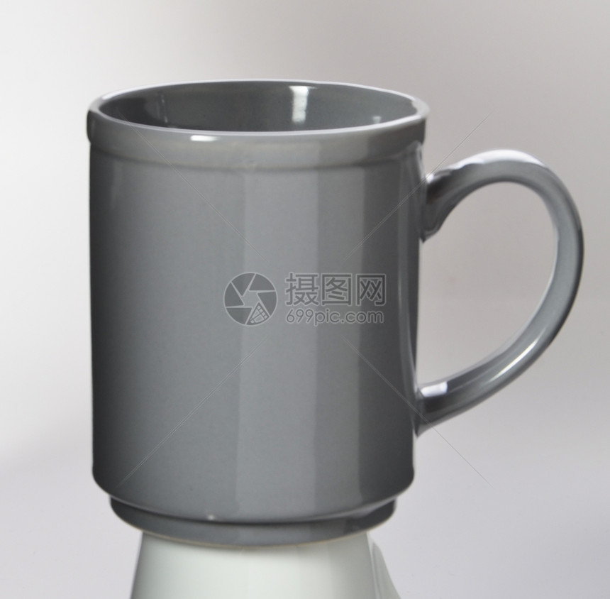 白色背景上孤立的茶杯陶瓷时间餐具咖啡杯阴影杯子制品反射咖啡图片