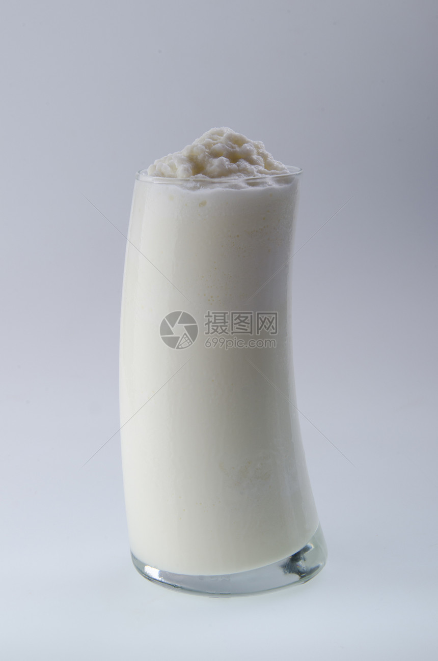 在白色背景中隔离的酸奶勺子牛奶覆盆子乳白色奶油奶制品水果标签甜点塑料图片