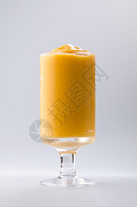芒果酸奶 牛奶奶昔 孤立在白色上香草稻草液体活力玻璃酸奶奶油水果饮食甜点背景图片