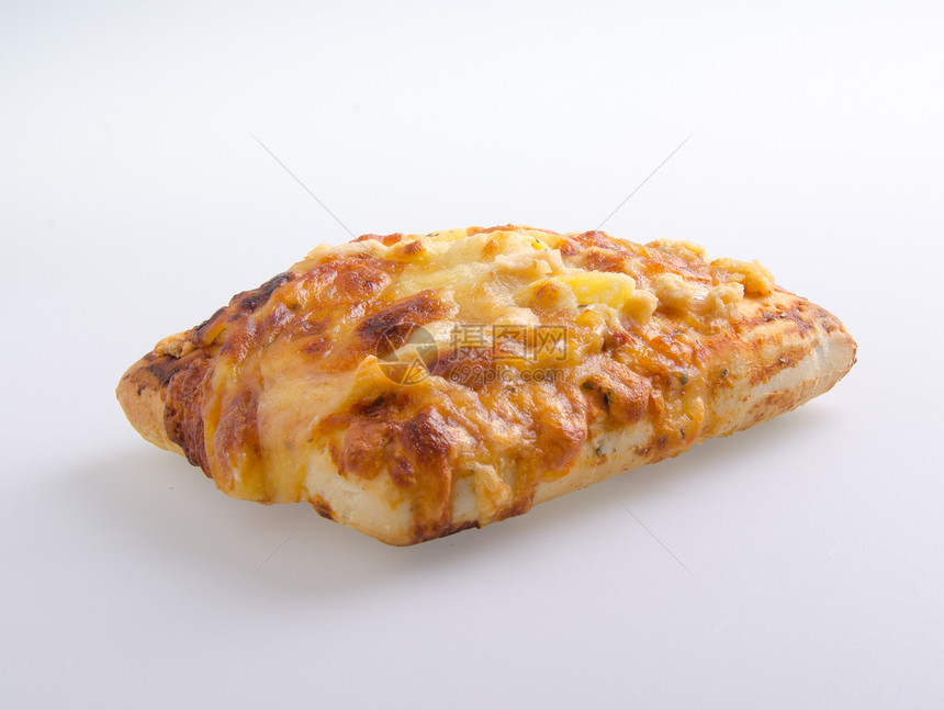 白色背景的披萨被孤立脆皮圆圈食物午餐小吃面团育肥香肠餐厅用餐图片