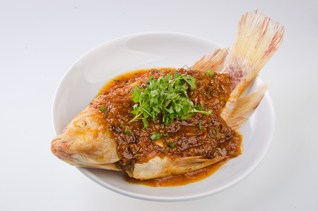 蒸鱼中国风格蒸汽鱼片美食餐厅洋葱海洋大豆钓鱼盘子鲳鱼背景图片