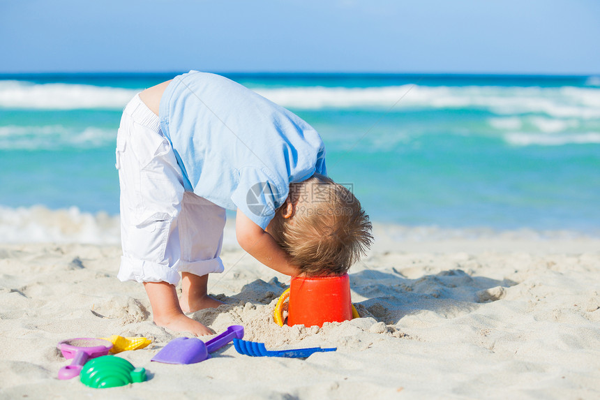 海滩上玩玩具的男孩男性孩子情调婴儿白色童年旅行热带支撑海岸图片