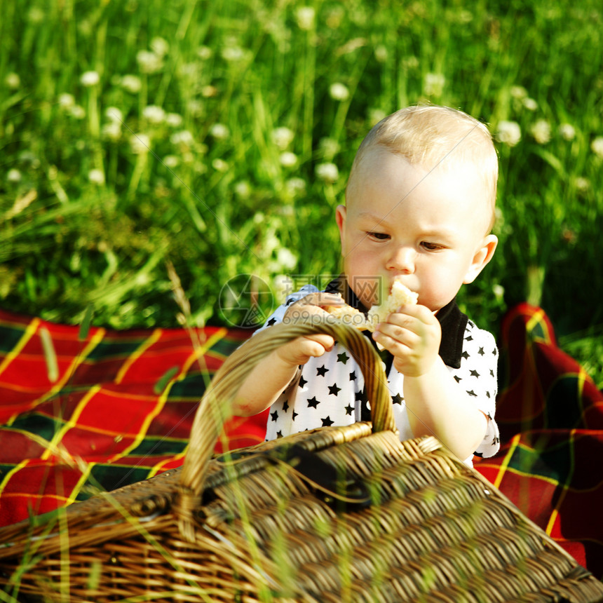 男孩在野餐中童年黑发假期享受幸福闲暇孩子食物微笑喜悦图片