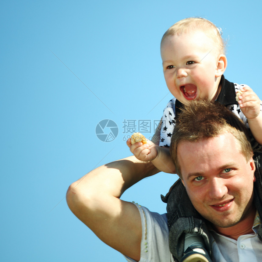父亲和儿子帽子童年男性相机女性花园爸爸快乐家庭男人图片