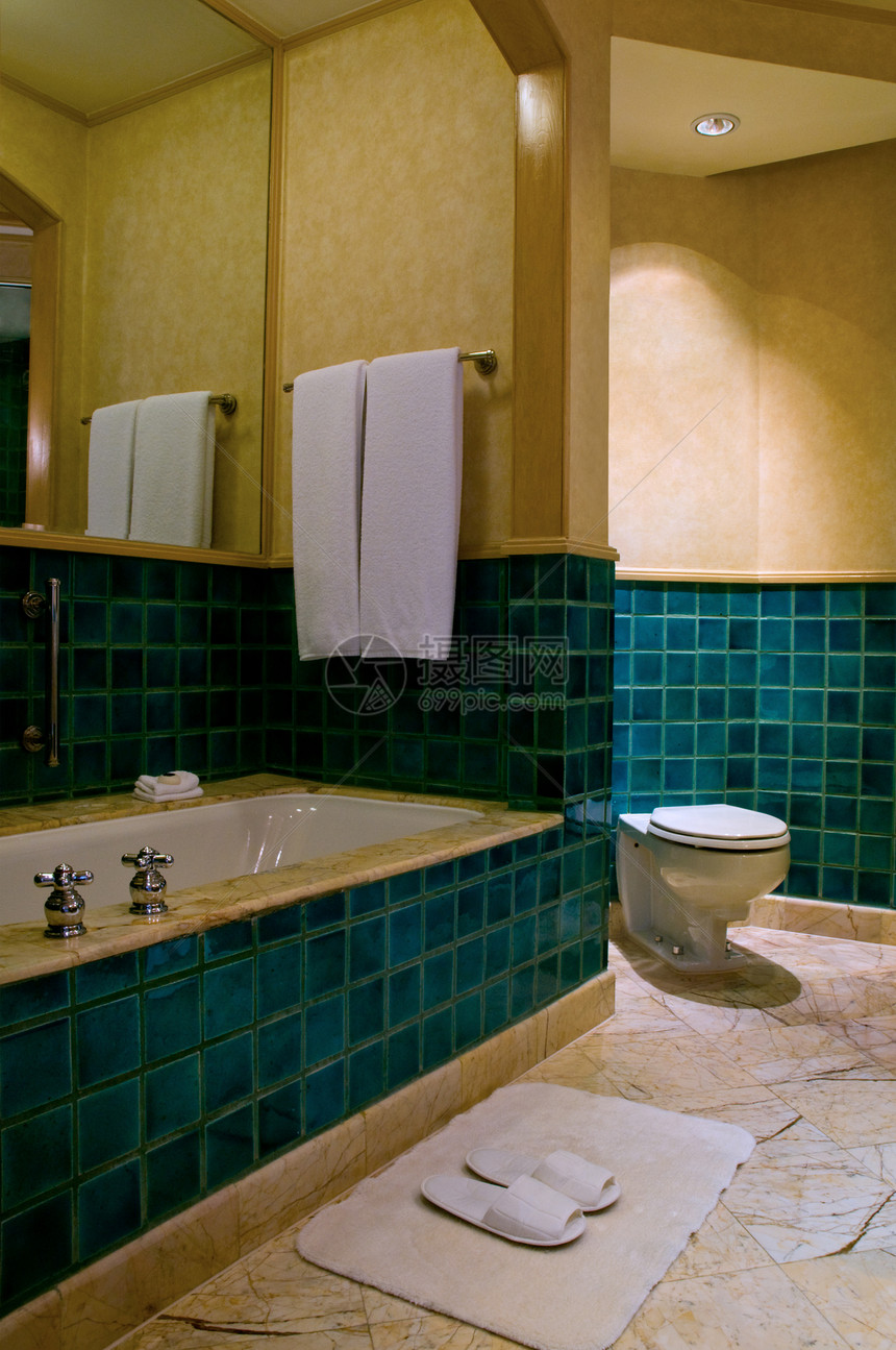 优雅五星豪华酒店的浴室图片