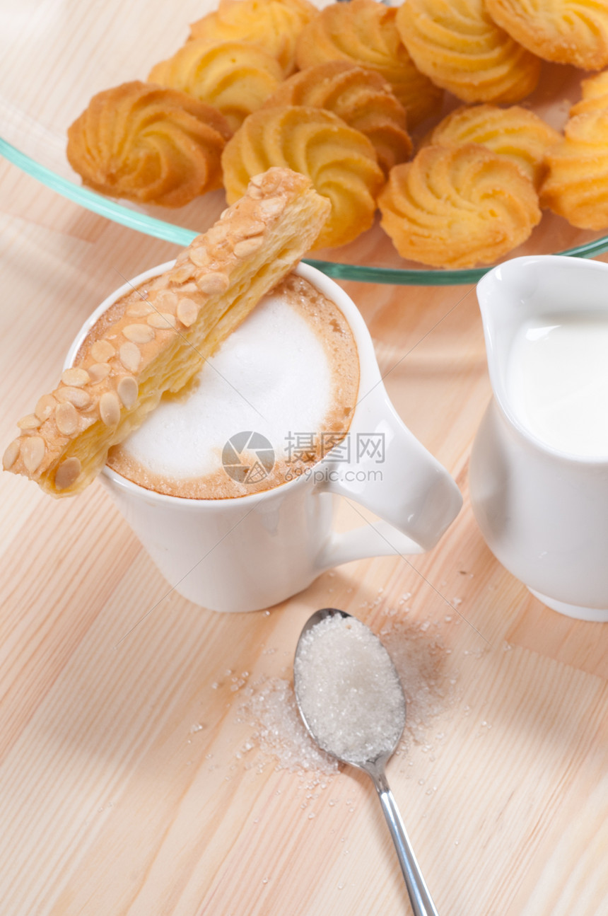 新鲜早餐咖啡和糕点杯子勺子蛋糕巧克力桌子饼干服务房子小吃奶油图片