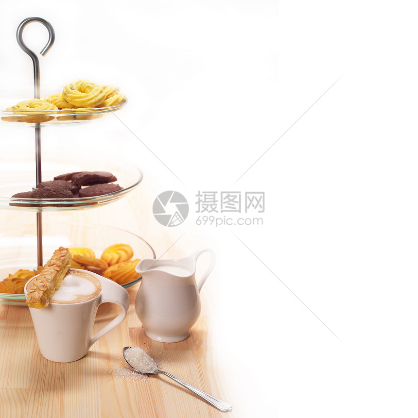 新鲜早餐咖啡和糕点面包饼干牛奶糖果服务咖啡店勺子桌子食物甜点图片