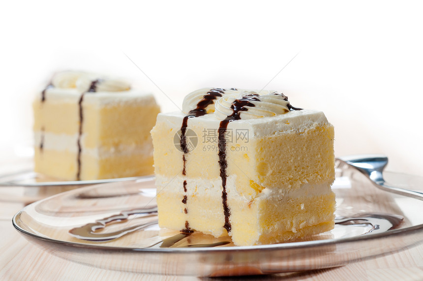 新鲜奶油蛋糕 加巧克力酱汁配料宏观派对盘子鞭打小吃美食庆典香草桌子图片
