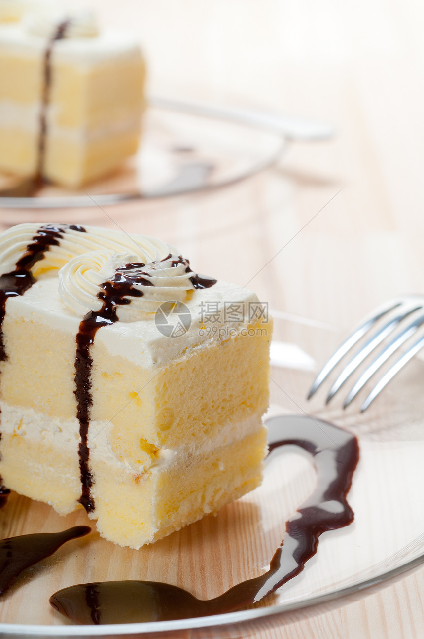新鲜奶油蛋糕 加巧克力酱汁生日蛋糕派对鞭打小吃面包餐厅盘子美食食物图片