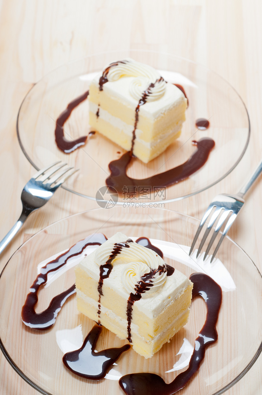 新鲜奶油蛋糕 加巧克力酱汁小吃香草餐厅配料盘子鞭打派对奶油面包甜点图片