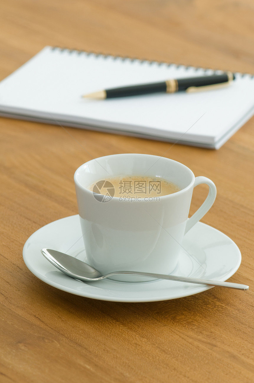 商业环境中的白咖啡杯卡片软垫笔记本照片办公室咖啡记事本合同床单咖啡店图片