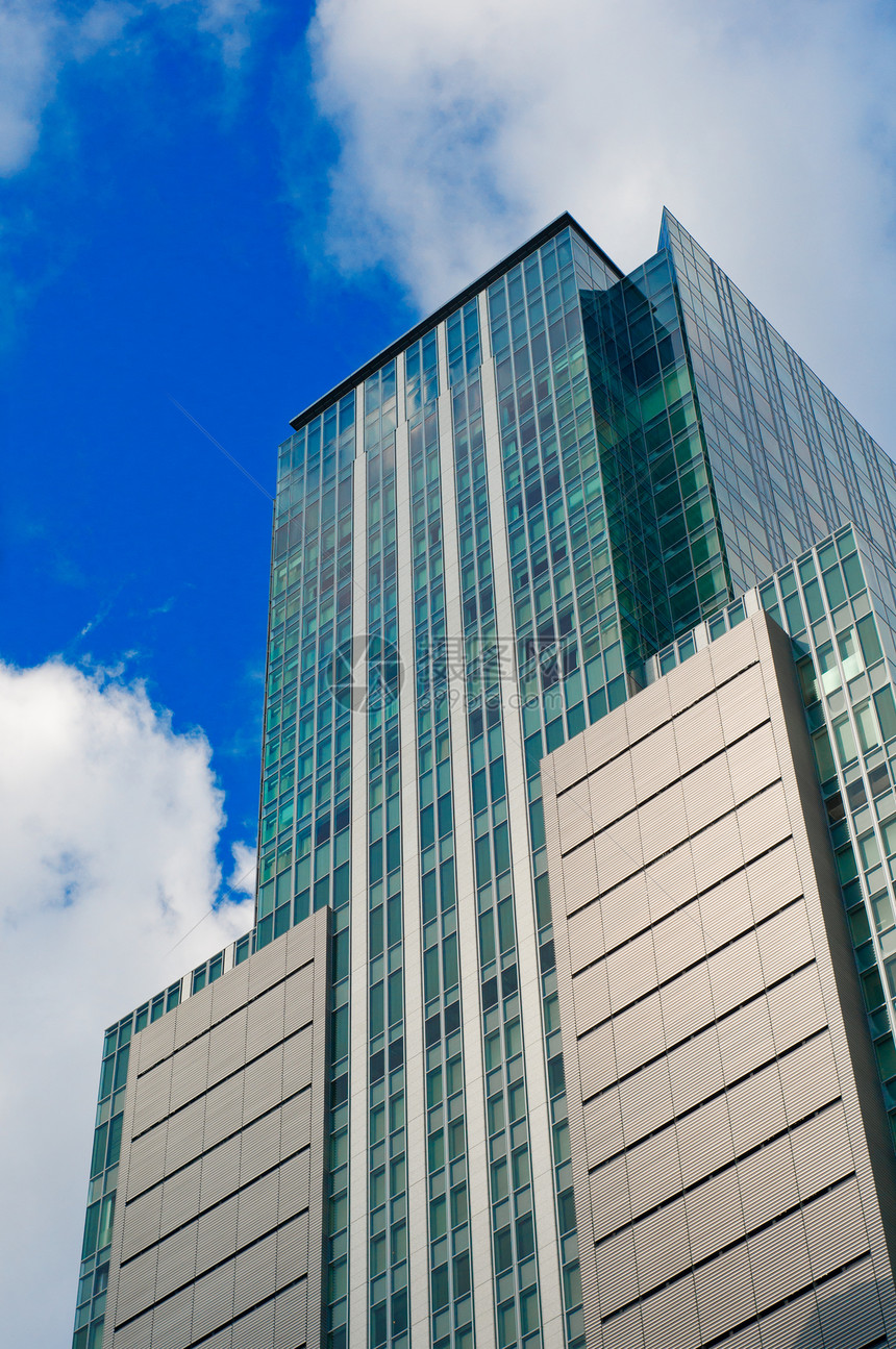 蓝色天空的天梯前视图摩天大楼市中心建筑办公室镜子框架玻璃生活窗户技术图片
