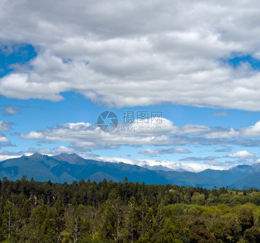 在荒野上方的云层天空公园旅行山脉叶子森林全景蓝色环境植物生态图片