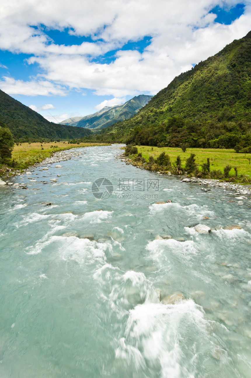 河水流经山谷溪流峡谷草地蓝色石头松树岩石顶峰反射国家图片