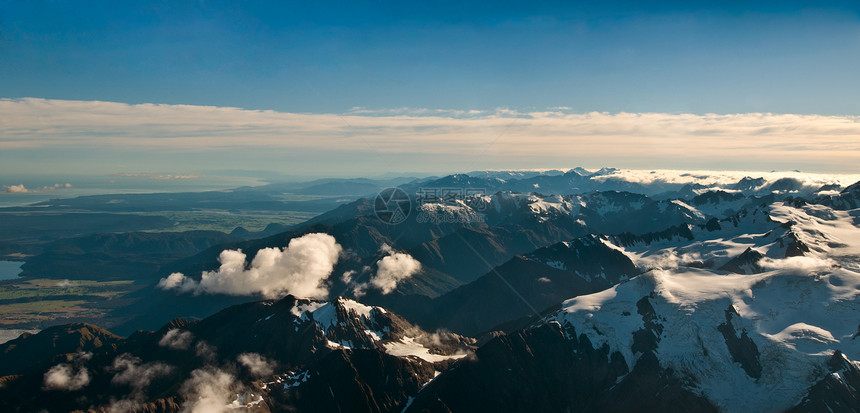 南阿尔卑斯山上空的视图图片