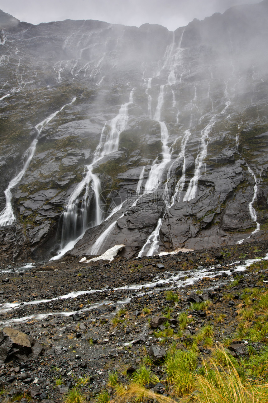 雨水淋雨期间许多瀑布环境生态溪流苔藓流动森林风景荒野石头岩石图片