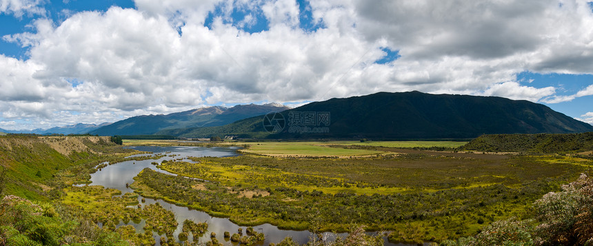 新西兰南部Waiau河湿地的全景图片