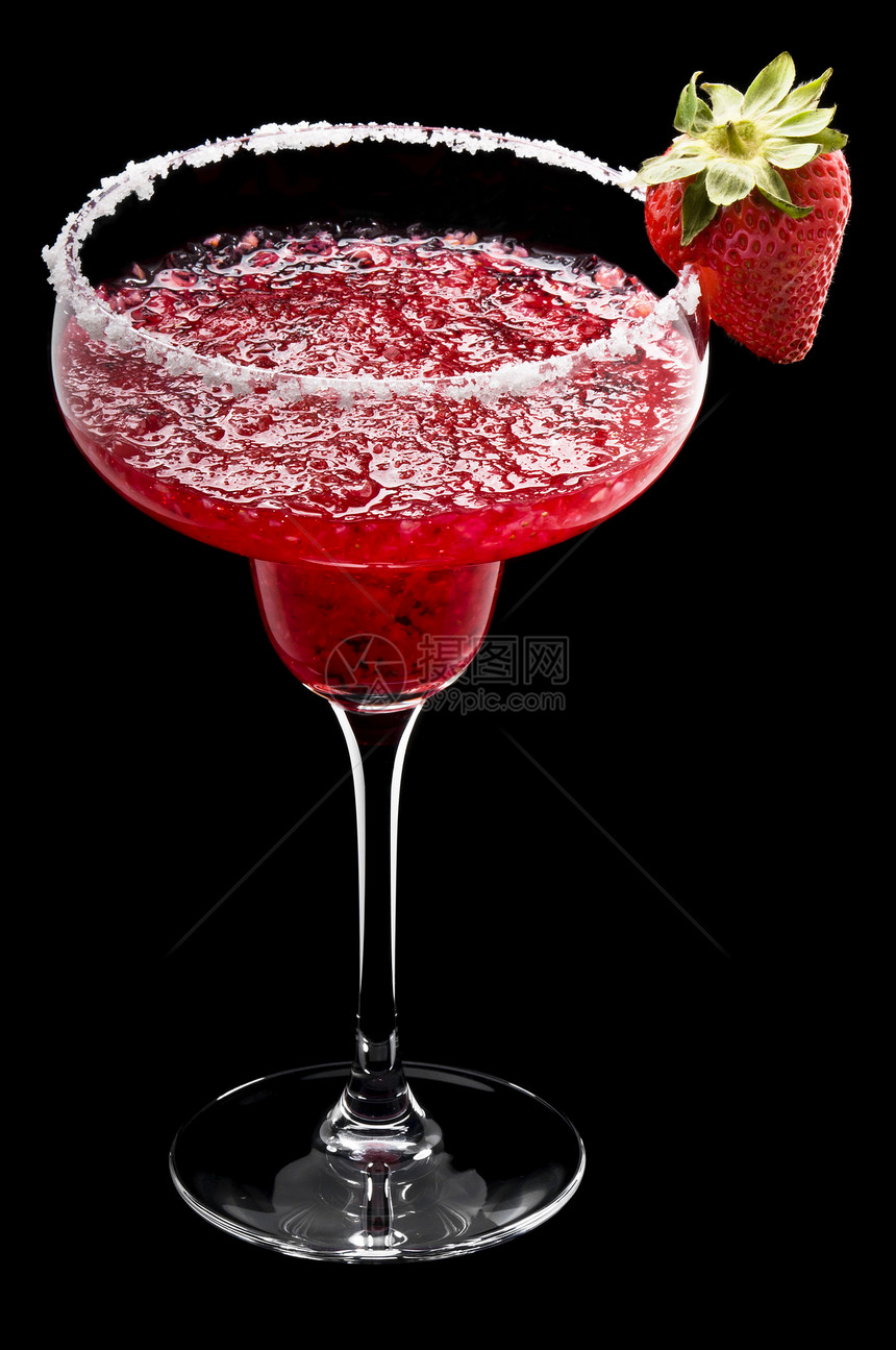 黑色背景面前的草莓玛格丽塔立方体反射食物果汁水果酒精图片