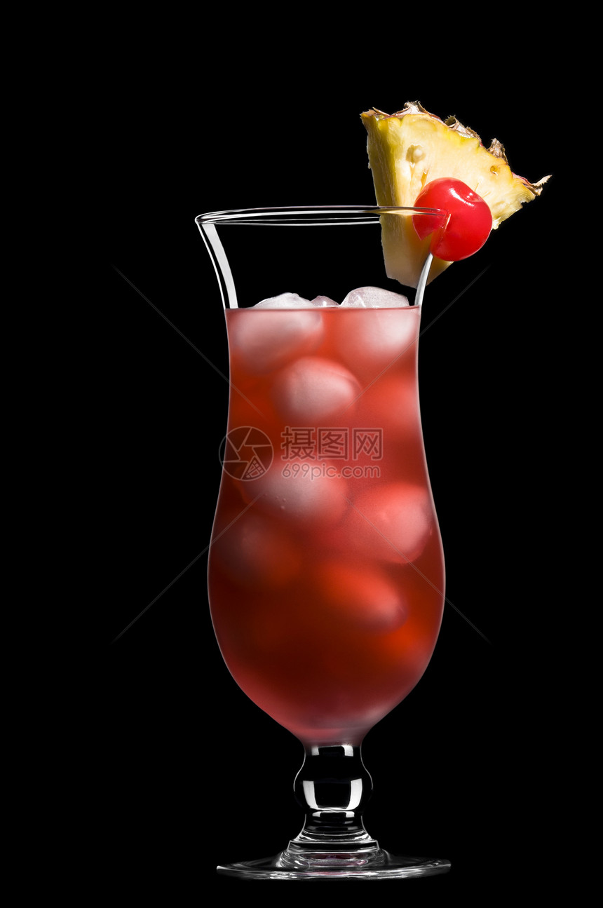 新加坡在美丽的长长的饮料杯中摇摇欲坠果汁酒精菠萝苏打水立方体反射水果石榴图片