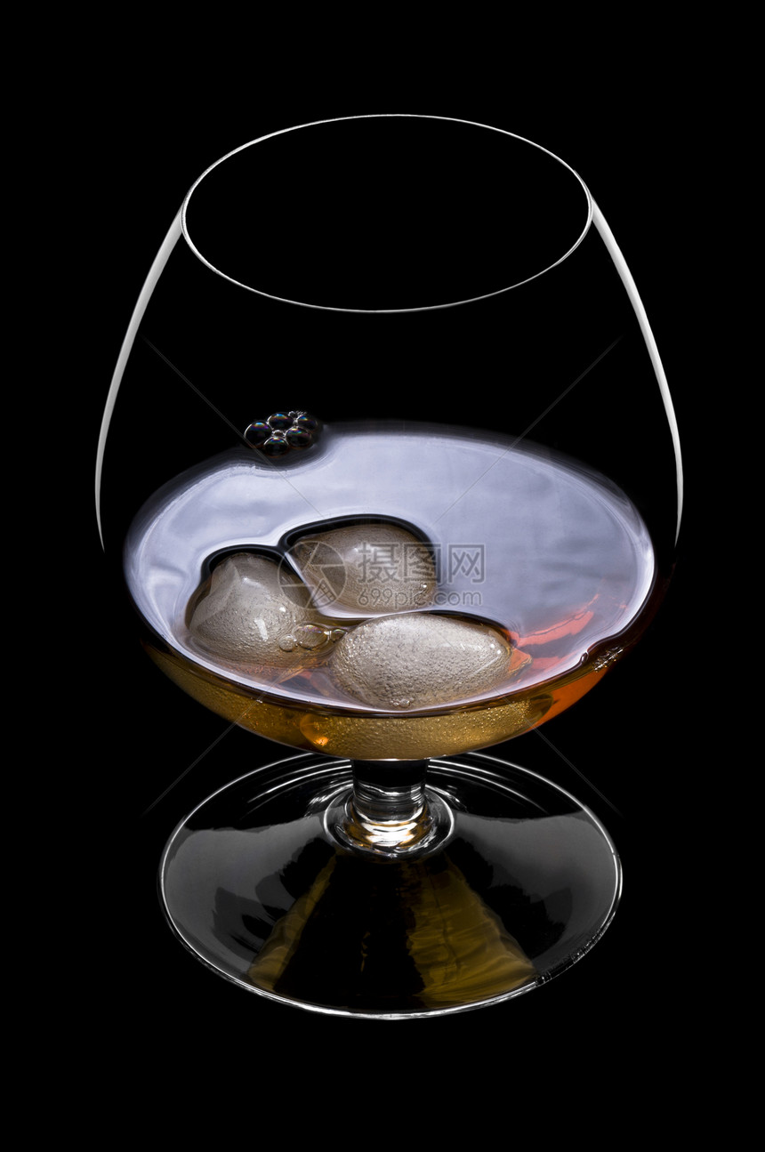 威士忌在美丽的玻璃杯中的岩石上果汁反射立方体棕色酒精黑色水果图片