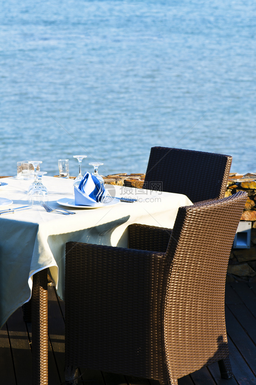 配有优雅餐具的膳食露天桌反射茶匙桌子桌布餐桌勺子菜肴玻璃蓝色海洋图片