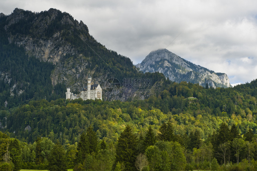 城堡 背景中还有阿尔卑斯山图片